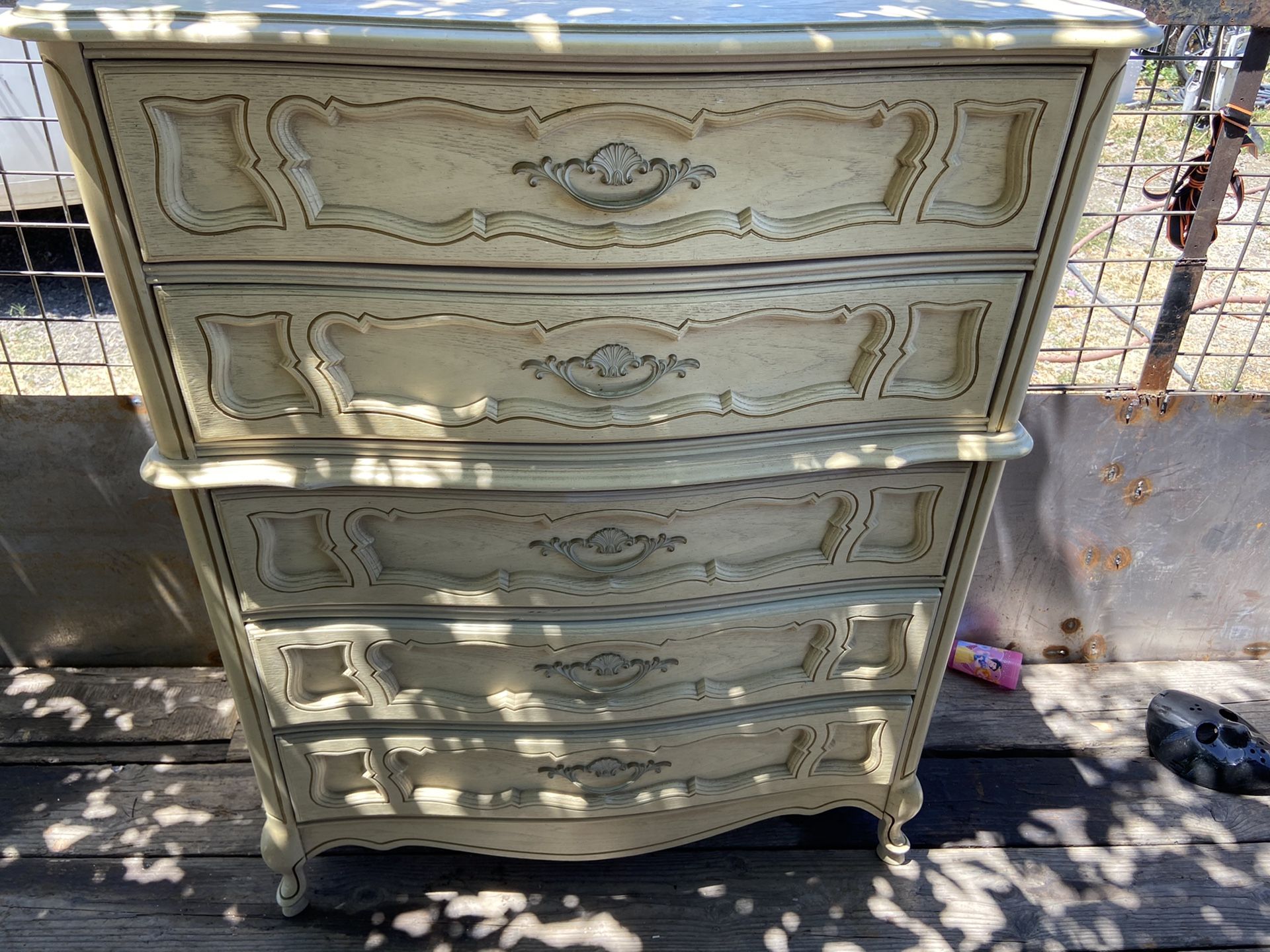 Solid wood chest of 5 drawers in excellent condition.