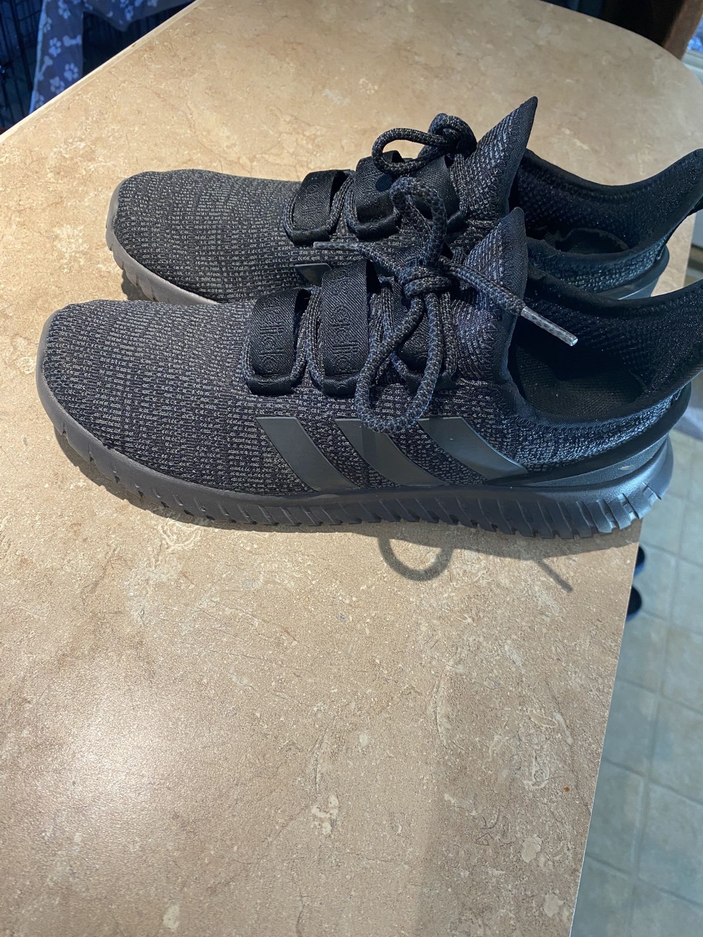 Boys/Mens Adidas Shoes Size 9