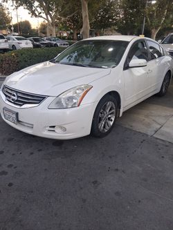 Nissan Altima White 4-Door Sedan 3.5sr v6