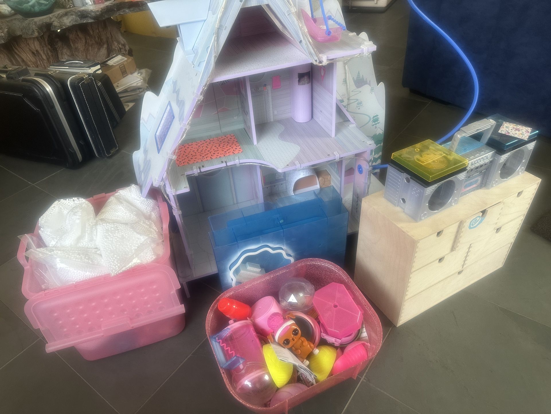 LOL Surprise Winter Chalet & LOL Collection