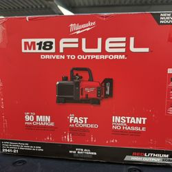 Milwaukee M18 FUEL 5 CFM Vacuum Pump + M18 8.0Ah High Output Battery & Rapid Charger 
