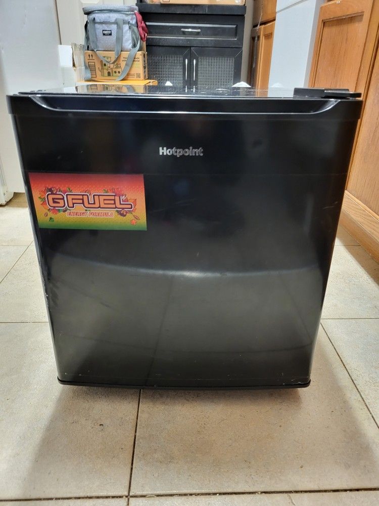 Hotpoint 1.7 Cubic Feet Mini Fridge W/ Freezer