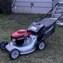 Honda HRR216 Gas Lawnmower, Bag, Mulch, self Propelled RWD Smart drive, Like New.