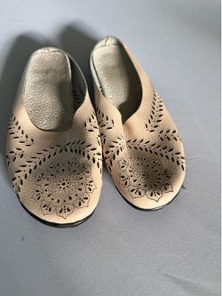Girls Beige Leather Slip-On Flats Laser Cut Floral Round Toe Rubber Sole 35/255