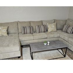 Large Sectional Couch – Like New!