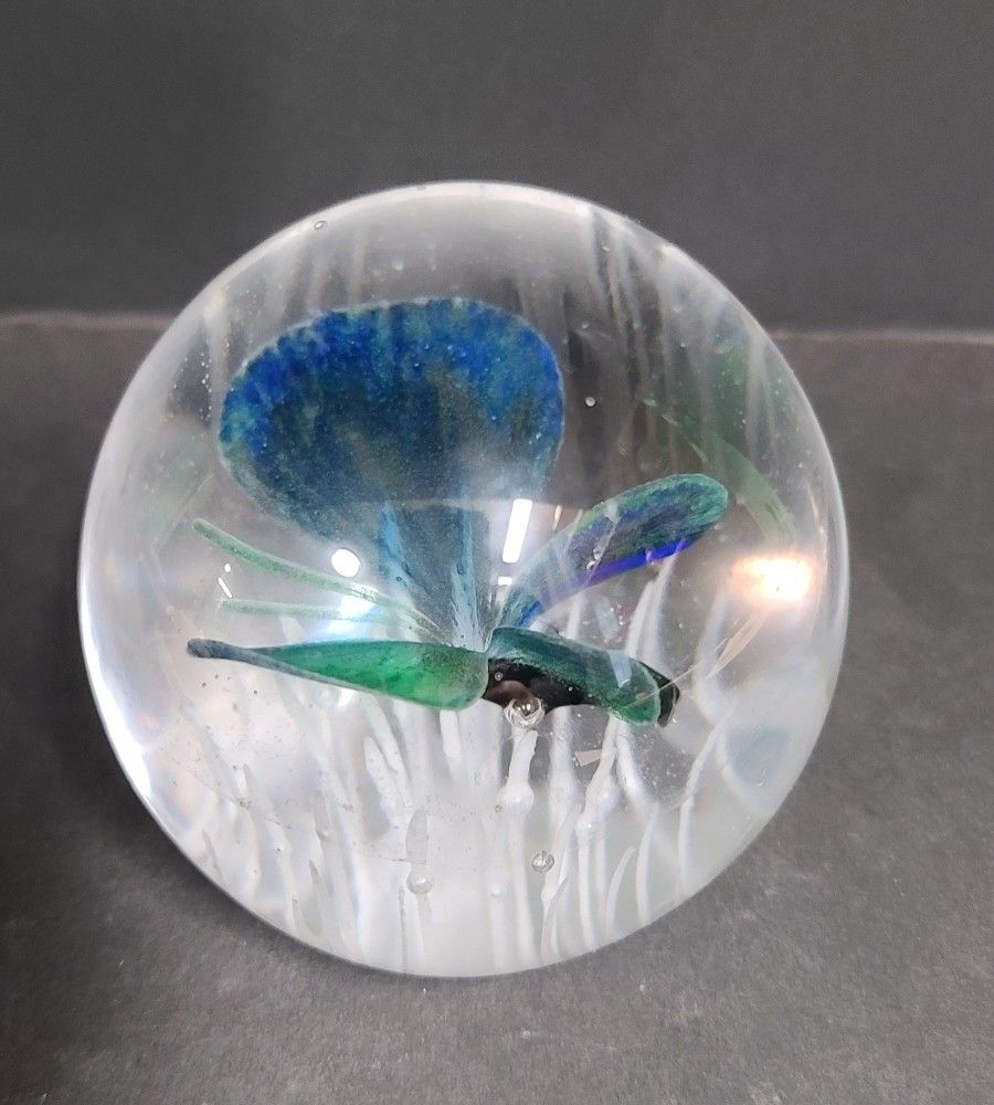 Beautiful Vintage Dynasty Gallery Art Glass Butterfly Paperweight 