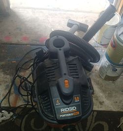 RIDGID 4-gallon portable wet/dry vacuum cleaner featuring a 5.0 peak HP motor.