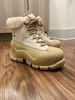NEW YEARS EXCLUSIVE ONE SIZE LEFT UGG