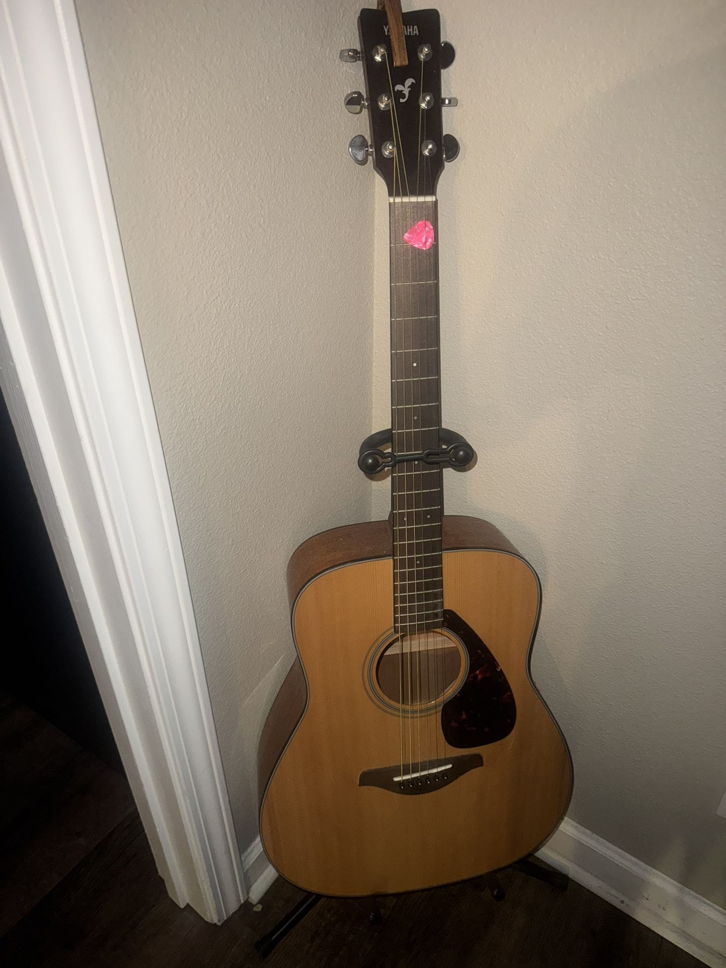 6 String Yamaha Acoustic Guitar