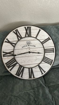 Large Farmhouse Wall Decor Clock DOESNT WORK