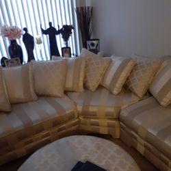Beautiful  3 Pcs Sectional  With Big Ottoman In Good Condition 