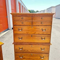 CHEST OF DRAWERS/ TALL DRESSER/ SOLID WOOD/ IN GREAT CONDITION/ DELIVERY NEGOTIABLE 