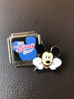 The Disney Store pin Rare/ Donald Duck Ark Pin 