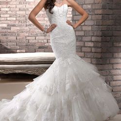 Romantic Maggie Sottero Wedding Dress 👰 (size 6- Never Worn)