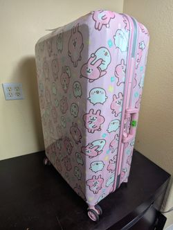 Adorable pink hard shell spinner suitcase in solid usable condition.