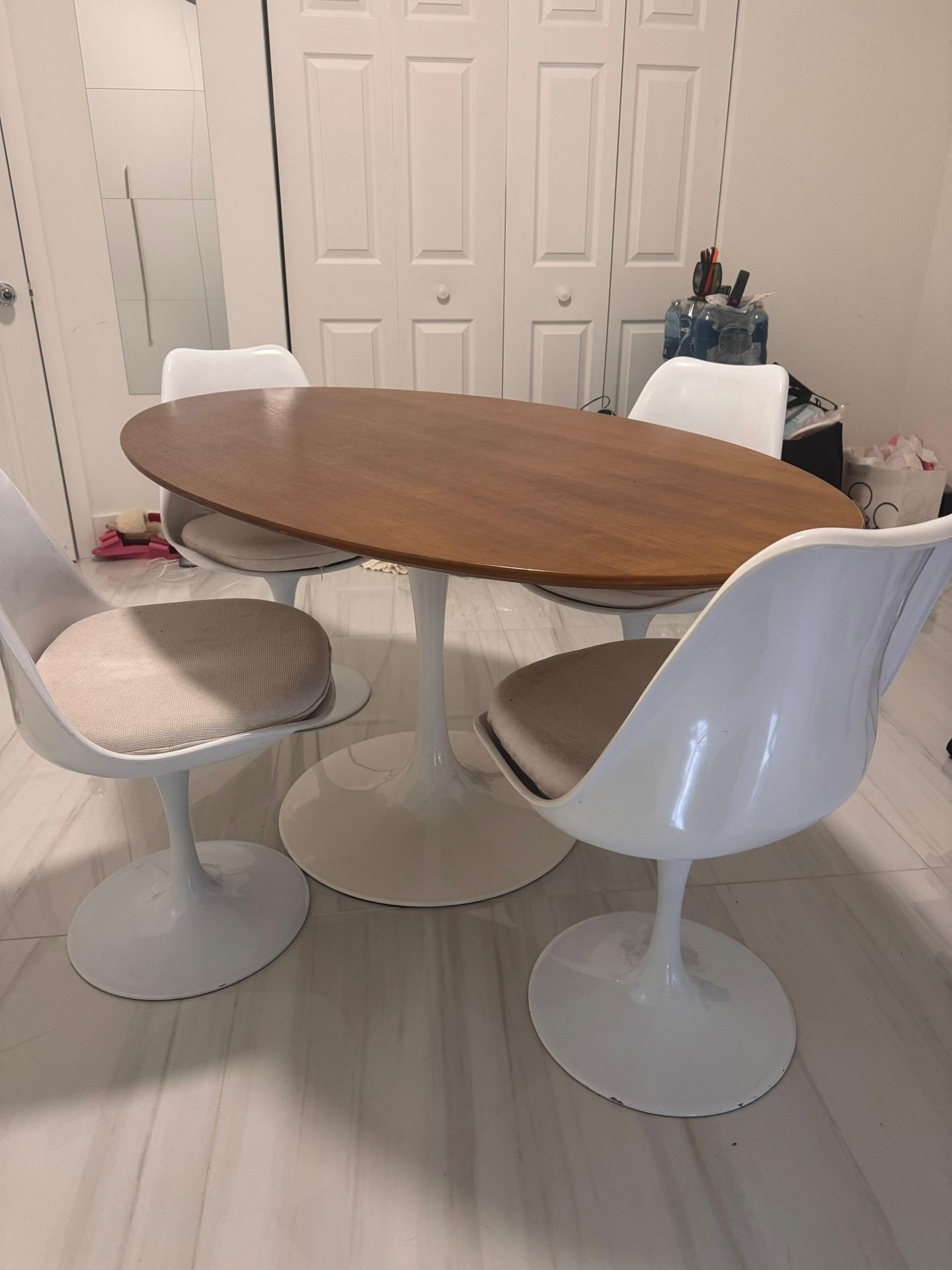 Kitchen/pantry table w/ Four Chairs