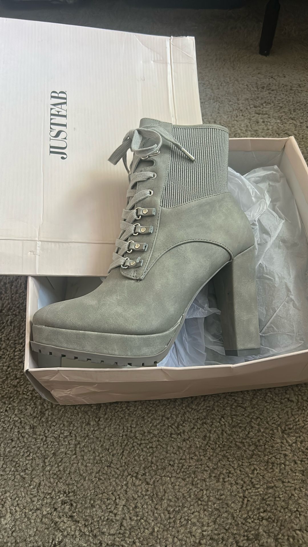 JustFab Woman’s Gray boots Brand New Size 9 40$
