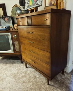 Vintage MCM Bassett Furniture Industries Four Drawer Dresser for Sale in Lynnwood, WA - OfferUp Vintage MCM Bassett Furniture Industries Four Drawer Dresser for Sale in Lynnwood, WA - OfferUp