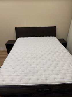 Queen Bedroom Set – Bed Frame, 2 Nightstands & Simmons Beautyrest Mattress