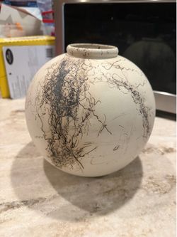 Horse hair moon vase