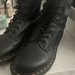 DR MARTIN BOOTS • BLACK • WOMENS 6