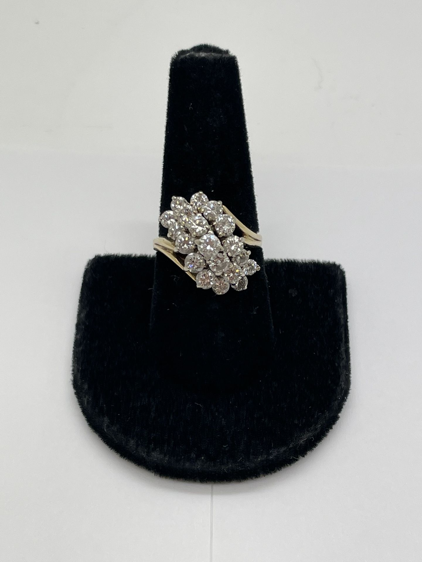LADIES RING 14KT YELLOW GOLD, SIZE 8, 7.3 GRAMS, NATURAL DIAMONDS. 