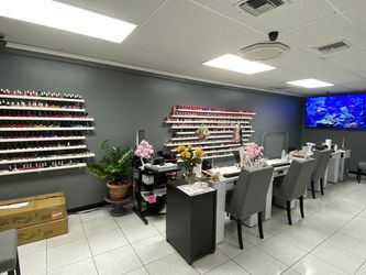 Nail Techs Needed