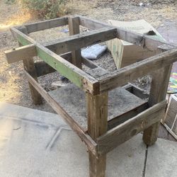 Awesome wooden base for gardening plant table