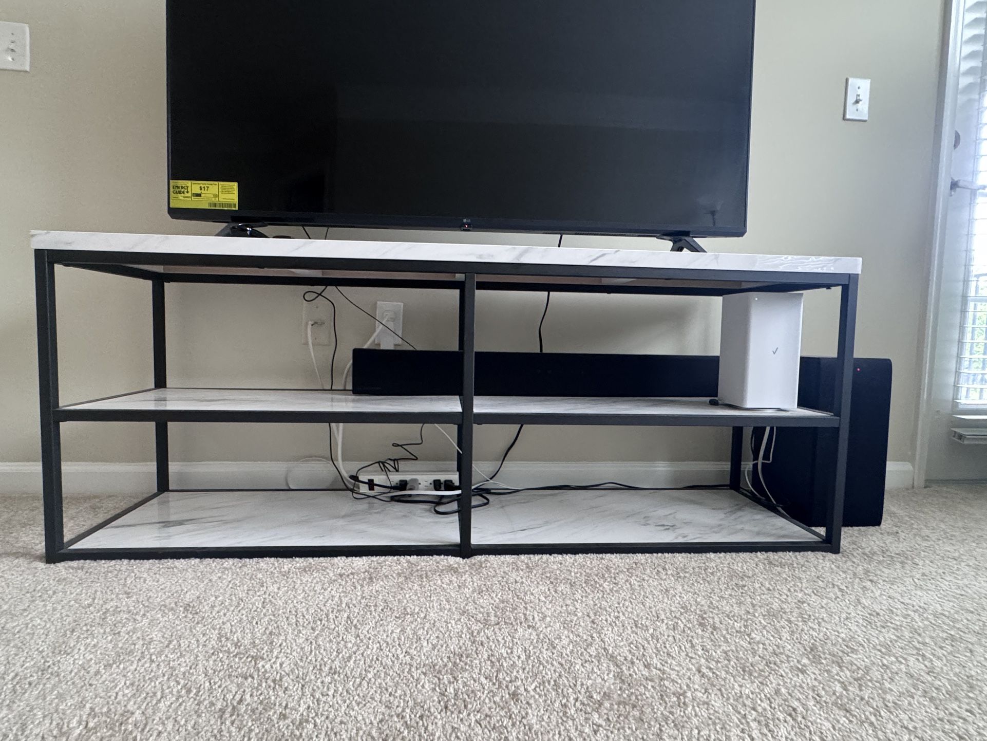 Modern TV stand In Excellent Condition For Sale