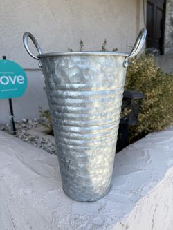 metal tub with handles is a rustic tabletop planter or farmhouse decor container