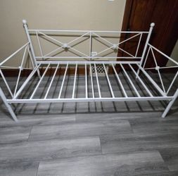 White Metal Daybed Frame
