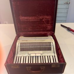 Vintage Piano Accordion made in Italy Silvio Marotta   Concerto w/ hard case 41 keys / 120 bass.   I do not play but I had a friend who plays tested o