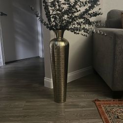 Vase/Fake eucalyptus 