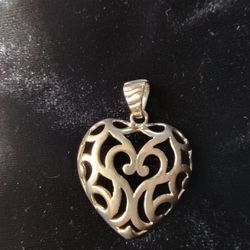 Real 925 Sterling Silver Vintage Italy Milor Swirl Heart Design Pendant ⭐⭐⭐⭐⭐
This vintage Milor pendant is a beautiful addition to any jewelry collec