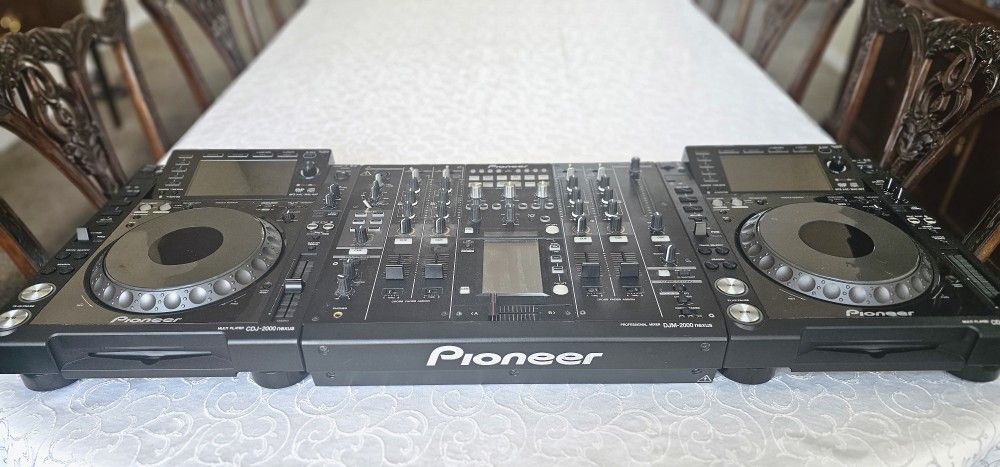 Pioneer CDJ-2000 Nexus (Pair) & Pioneer
DJM-2000 Nexus