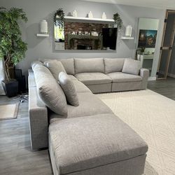 7th Avenue Sectional couch-Brand New 
