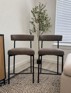 Grey Modern Bar Stools Set of 2, 24 Inch Counter Stools with Curved Backrest, Counter Height Bar Stools for Kitchen Island