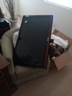Sharp AQUOS E67 Seris TV (Nearly Mint, With Stand And Remote)