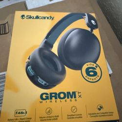 Skullcandy Grom Bluetooth Headphones. New