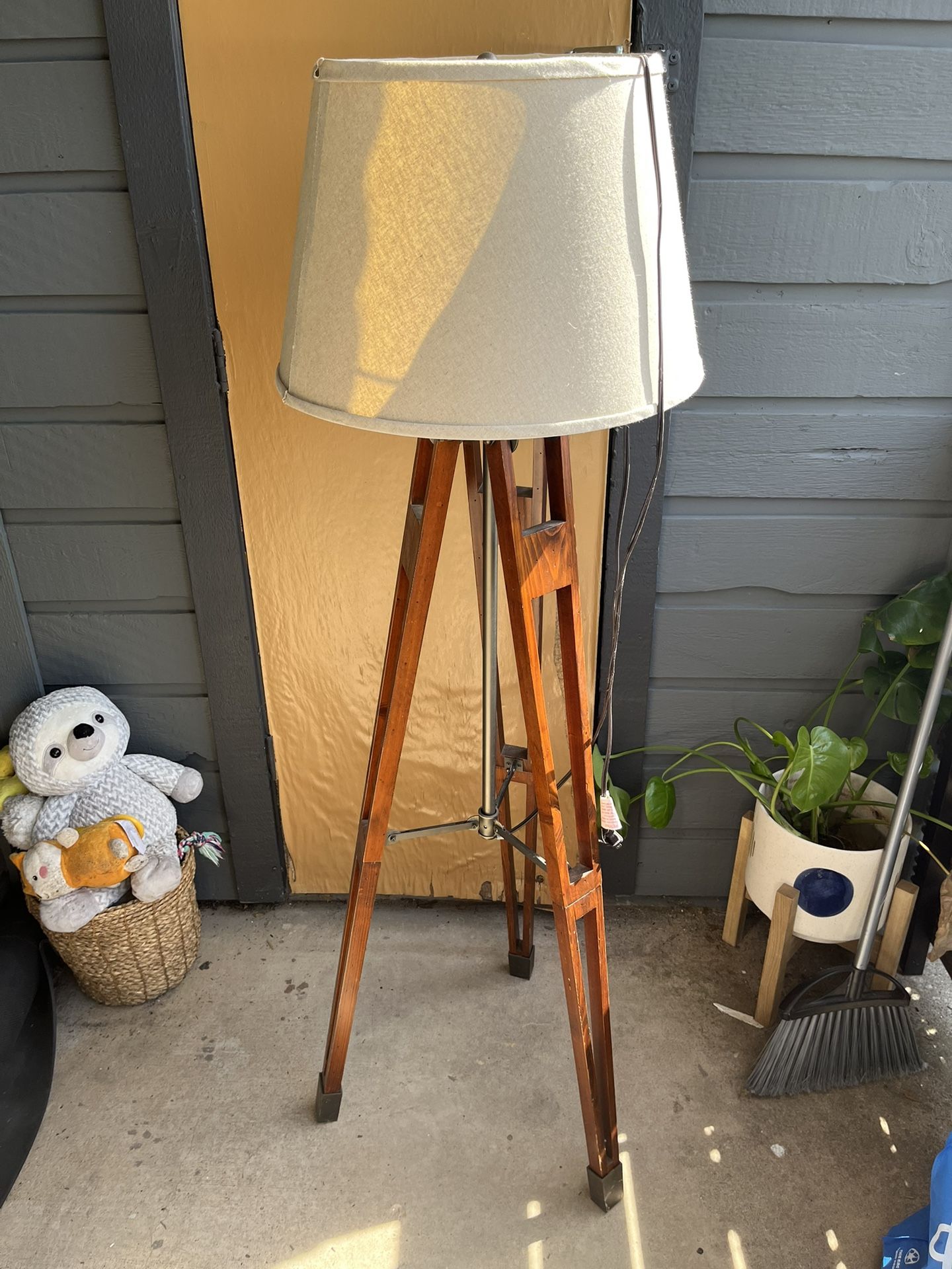Adjustable Surveyor Tripod Floor Lamp