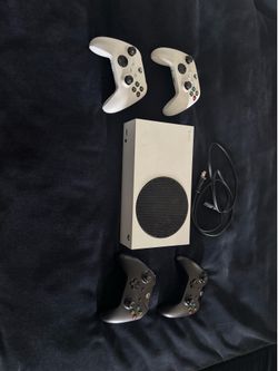 Xbox Series S w/4 controllers
