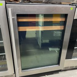 Uline 24 Inch Wide Beverage And Wine Fridge 