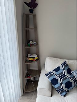 Corner shelf - like new