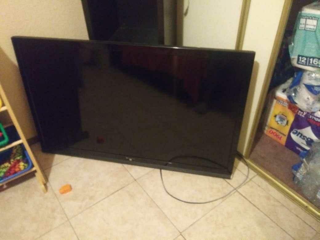 TV marca element 50 " lcd sonido soundroum personas serias gracias no es Smart TV no delivery