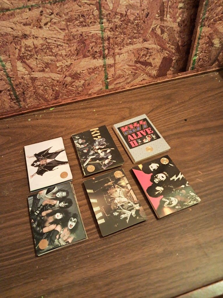 Collectable Lot Of One Hundred Assorted Collectable Kiss Collectors Cards