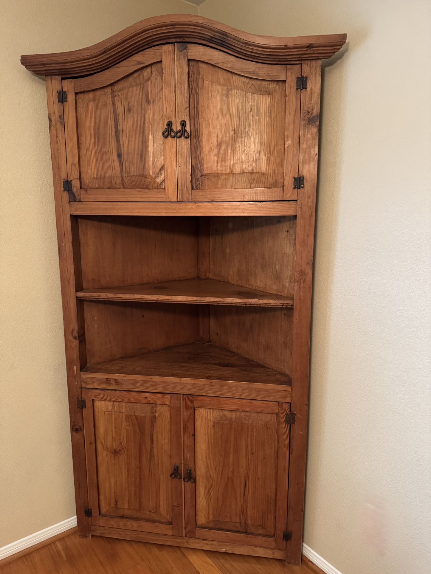 Corner Cabinet Hutch