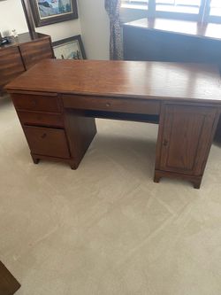 Desk with attachable top