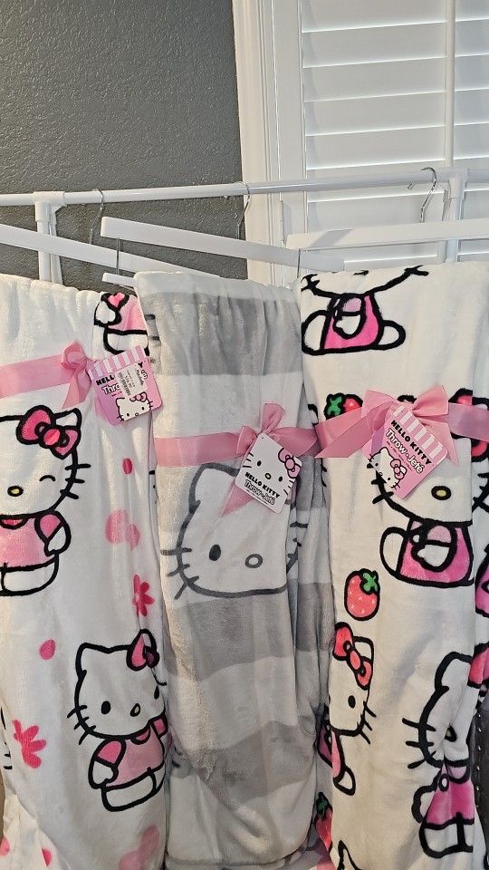 Hello Kitty Throw Blanket Bundle (3)