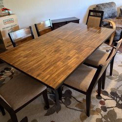 Dining Room Table w Chairs