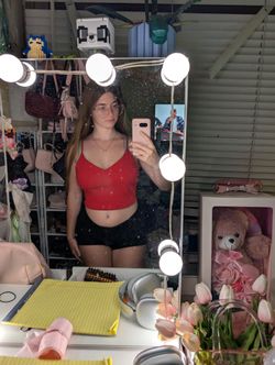 Red ribbed crop top v-neck